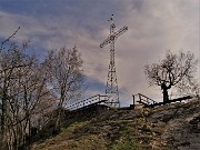 65 Scendo, per la prima volta, ai Roccoli della Passata, dal ripido sentiero 571